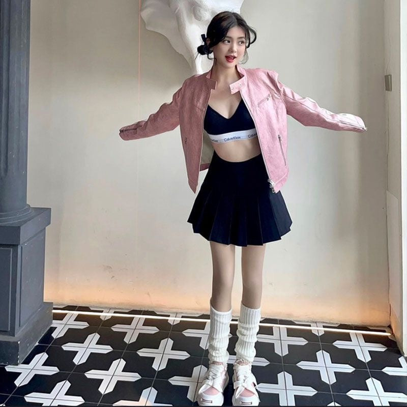 Abrigo corto de cuero con costuras y cremallera rosa para mujer