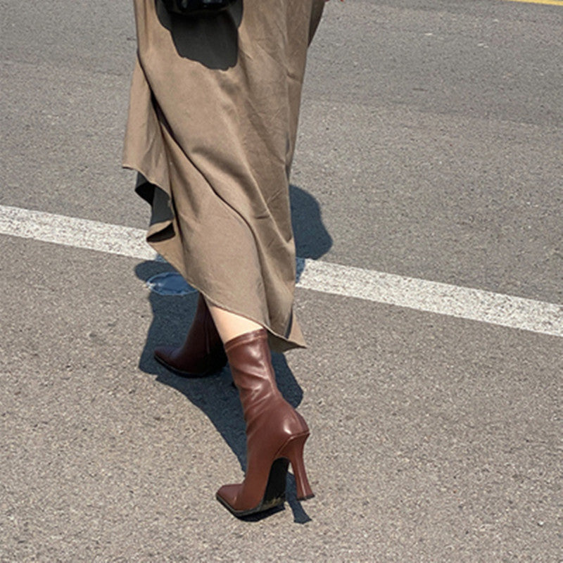 Botas elegantes de tacón fino para cualquier look de chica mala