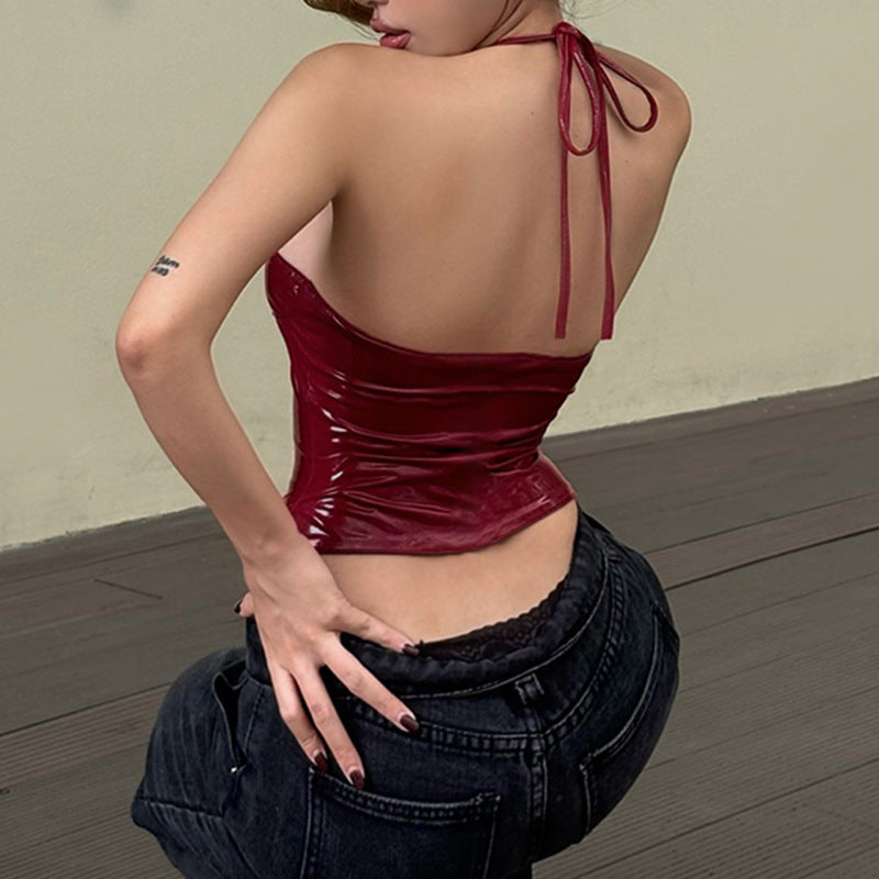 Top de tirantes de cuero con escote en V, hebilla de metal y pliegues para adelgazar el pecho