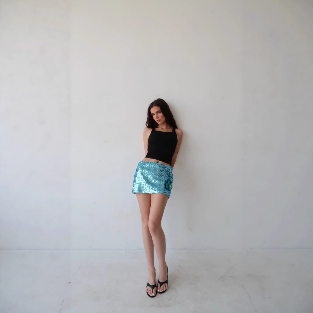 Minifalda sexy de lentejuelas: energía coqueta y feroz