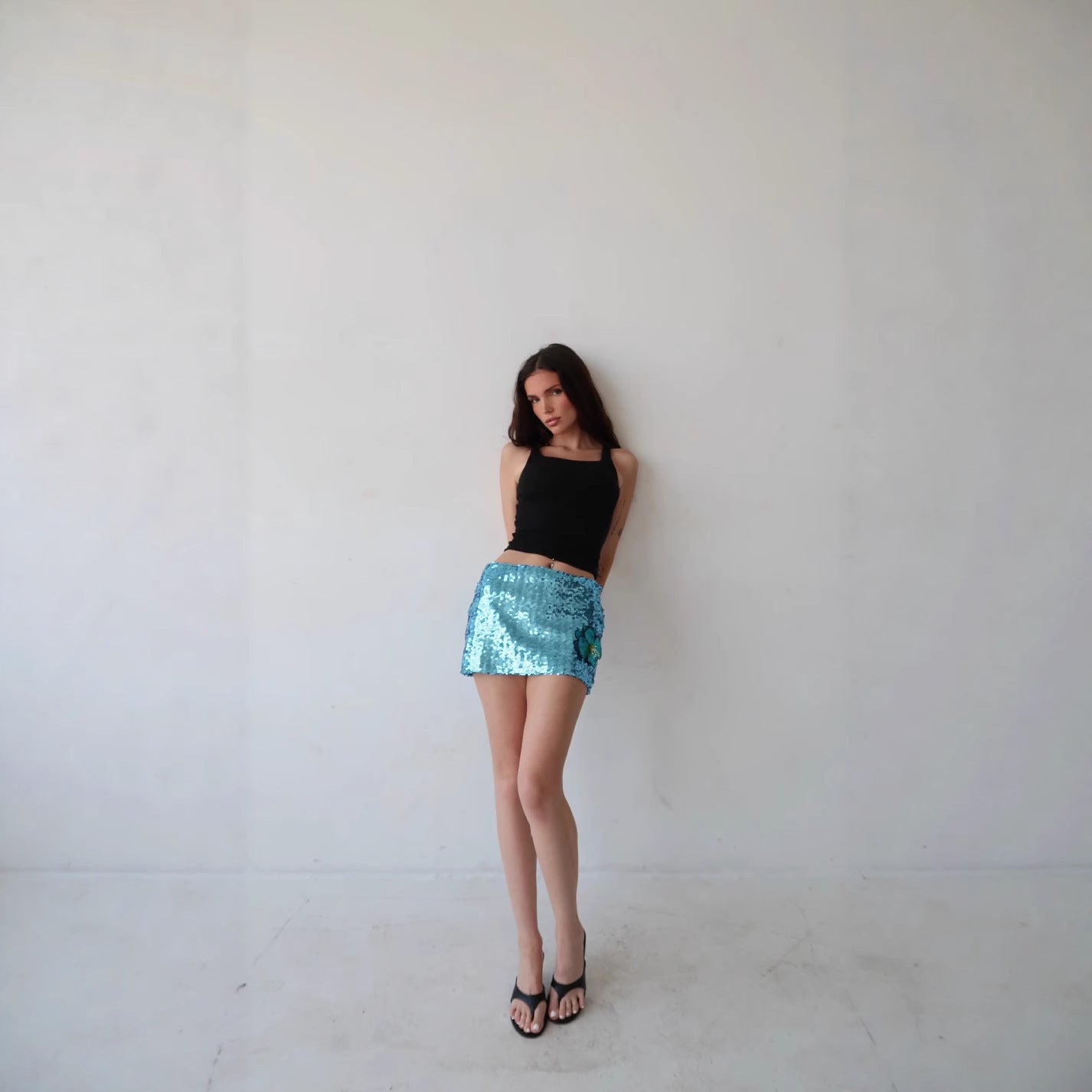 Minifalda sexy de lentejuelas: energía coqueta y feroz