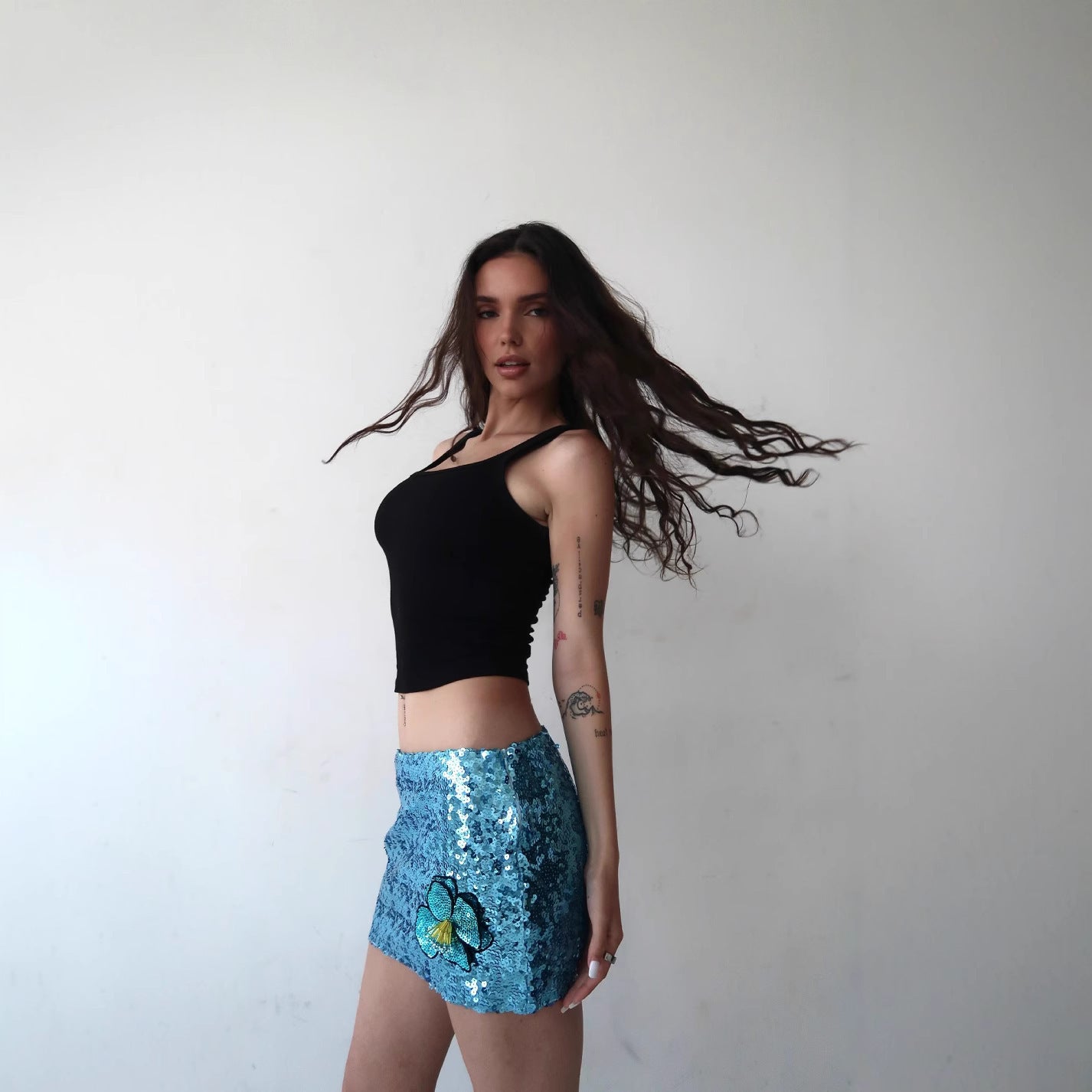 Minifalda sexy de lentejuelas: energía coqueta y feroz