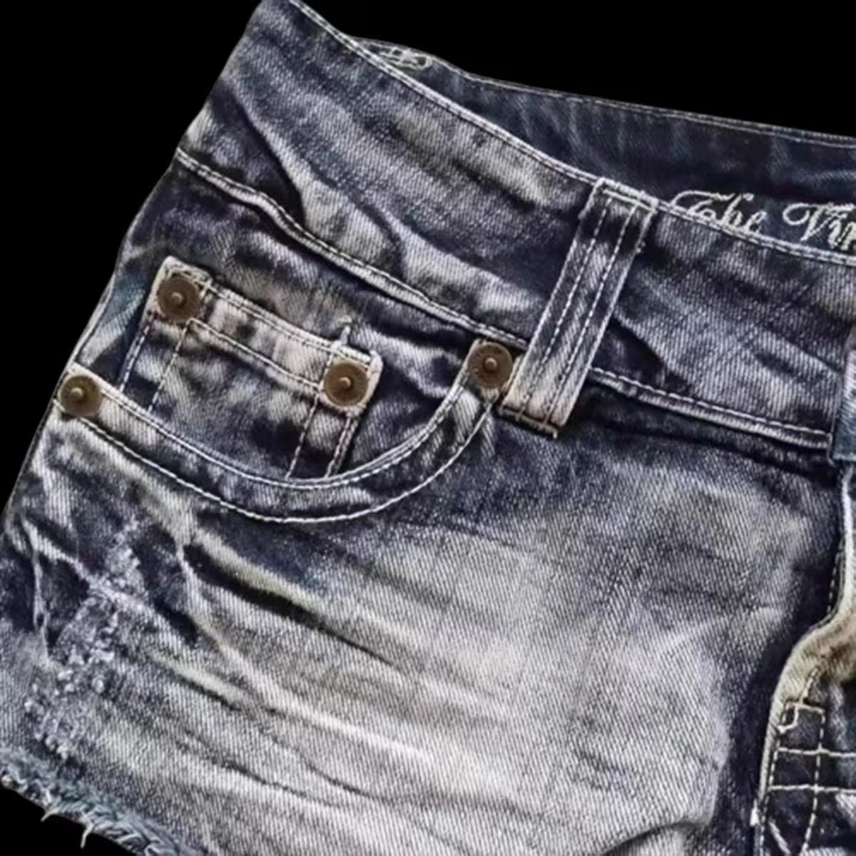 Shorts vaqueros con contraste de color: energía de chica de moda de tiro bajo