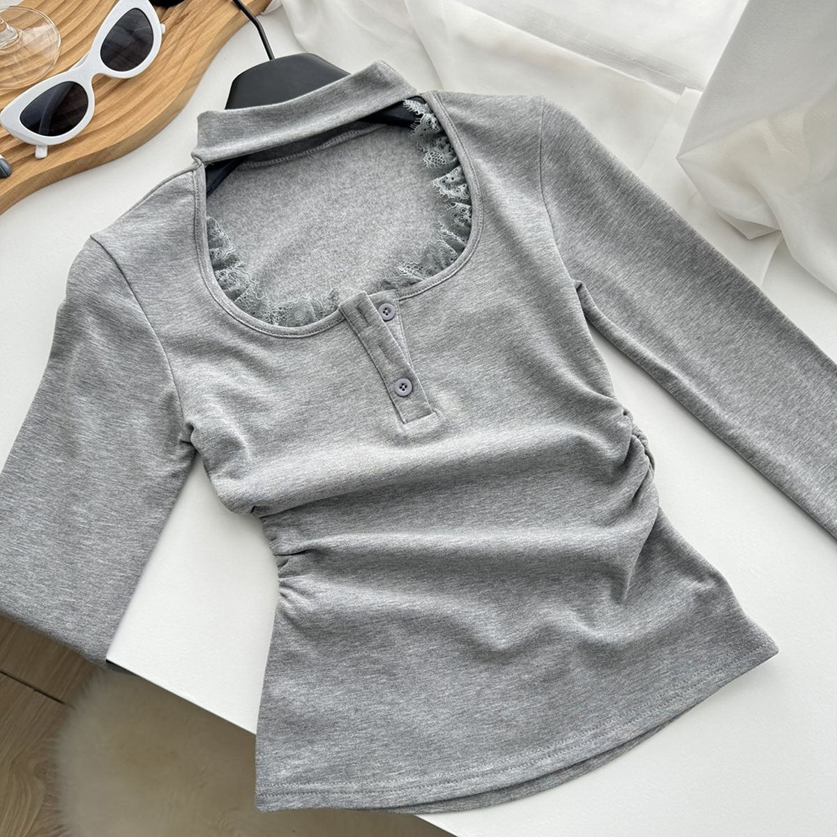 Blusa interior plisada y ajustada con costuras de encaje para mujer