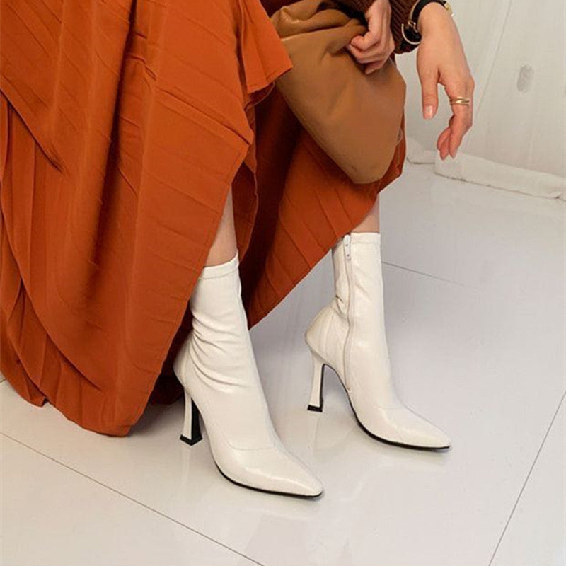 Botas elegantes de tacón fino para cualquier look de chica mala