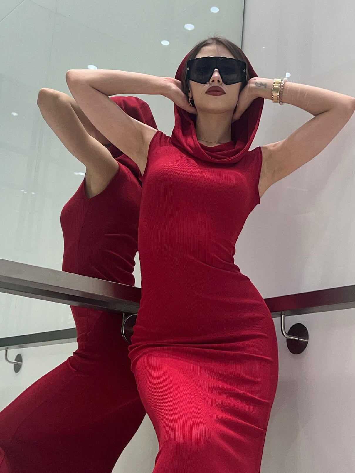 Vestido largo con capucha: rojo intenso y radiante