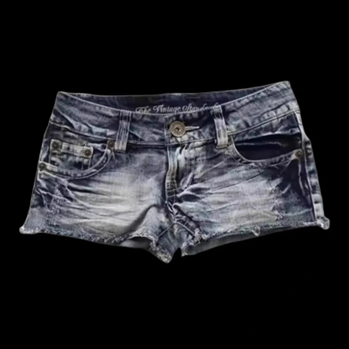 Shorts vaqueros con contraste de color: energía de chica de moda de tiro bajo