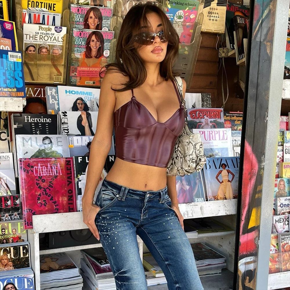 Correa de pecho elástica brillante de PU con correa trasera irregular para mujer