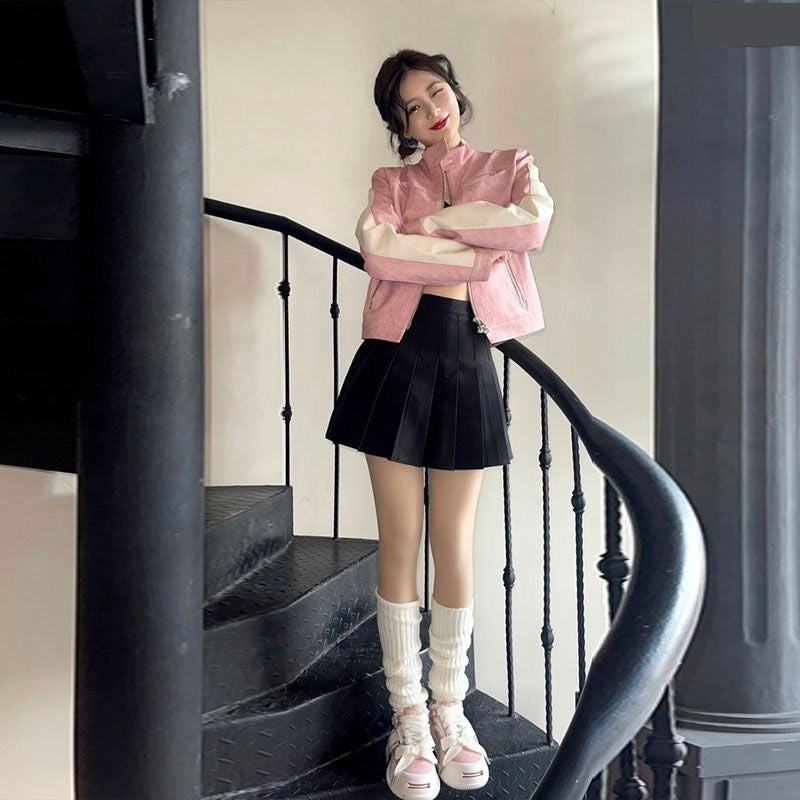 Abrigo corto de cuero con costuras y cremallera rosa para mujer