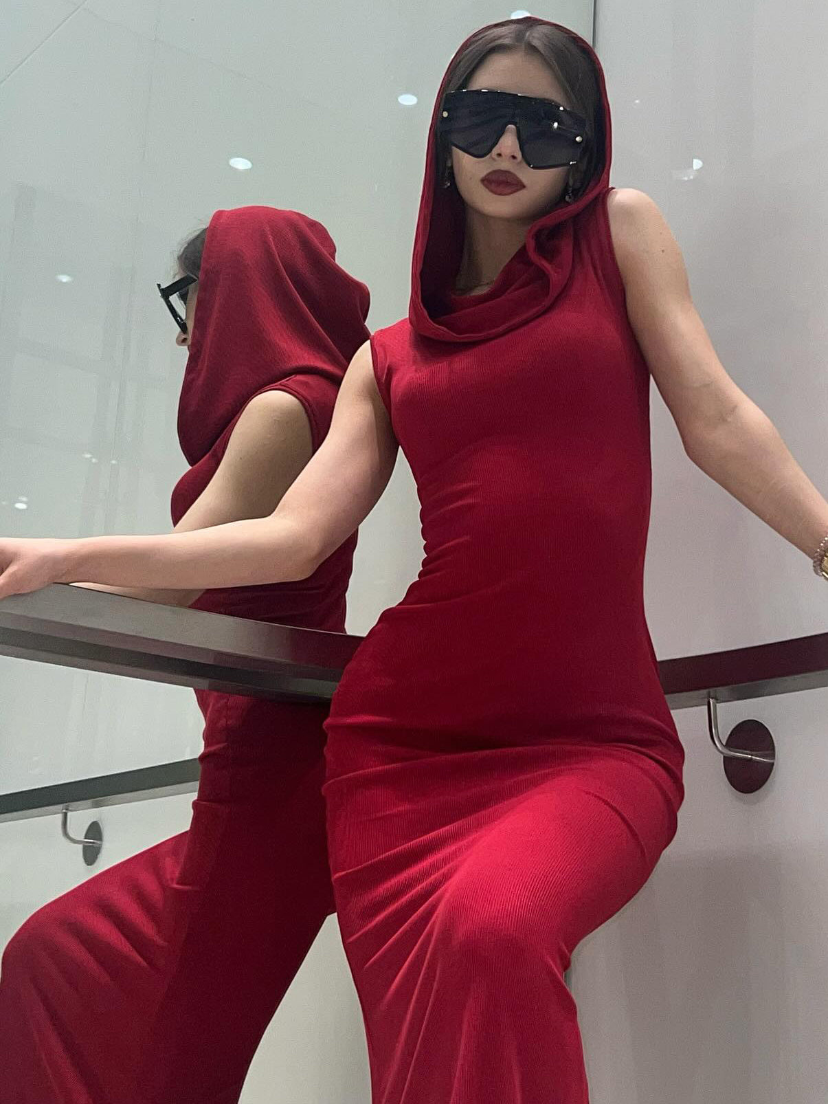 Vestido largo con capucha: rojo intenso y radiante