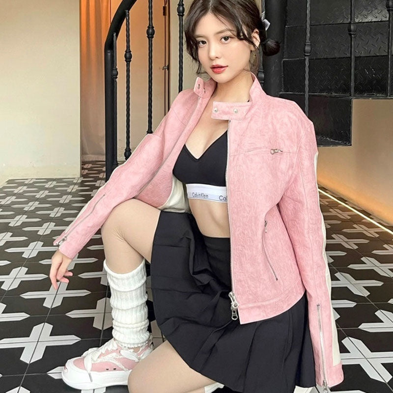 Abrigo corto de cuero con costuras y cremallera rosa para mujer