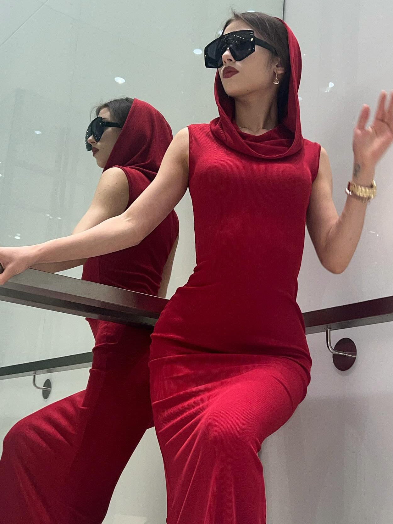 Vestido largo con capucha: rojo intenso y radiante