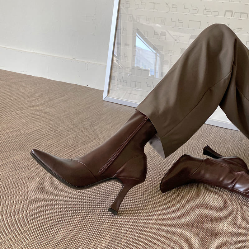 Botas elegantes de tacón fino para cualquier look de chica mala