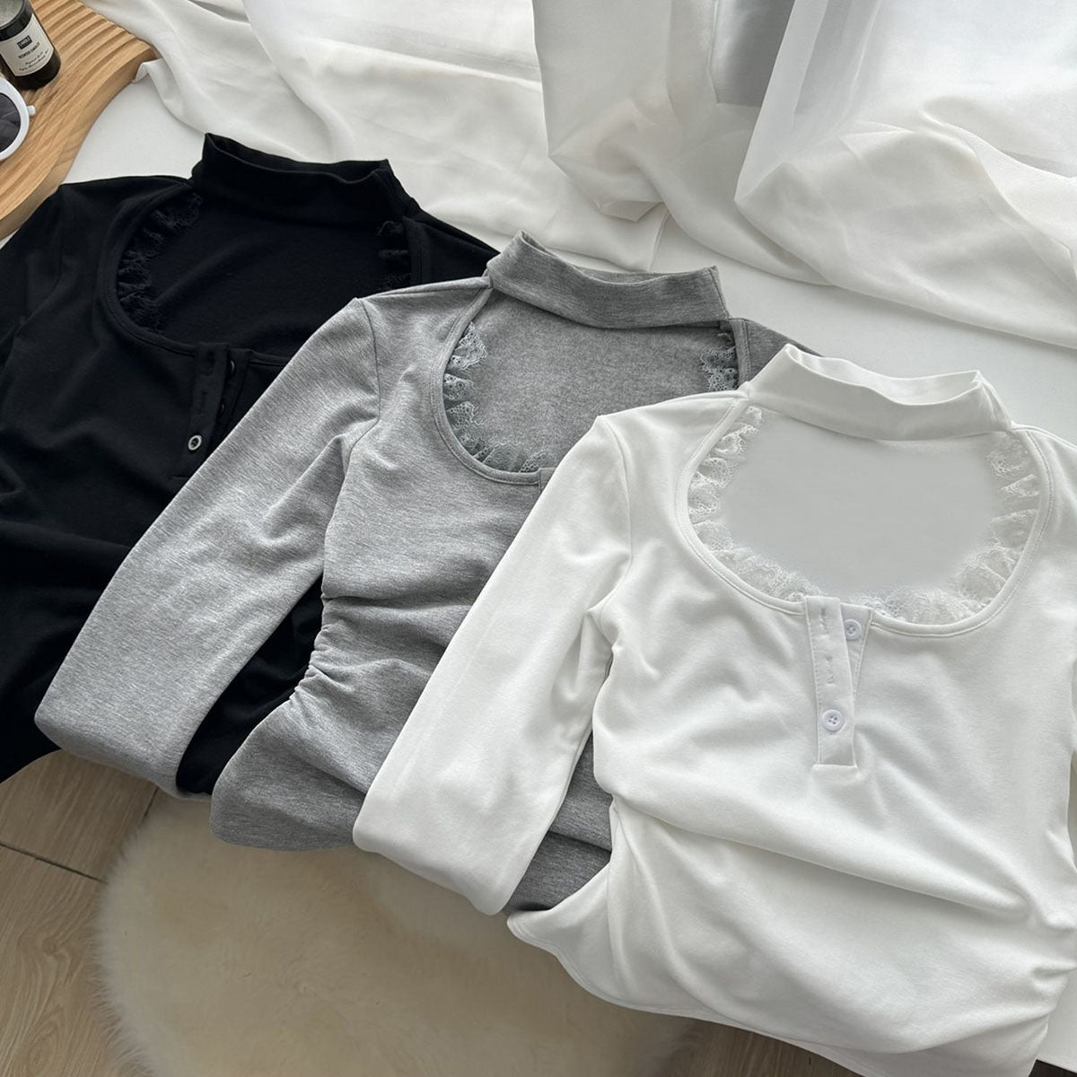 Blusa interior plisada y ajustada con costuras de encaje para mujer