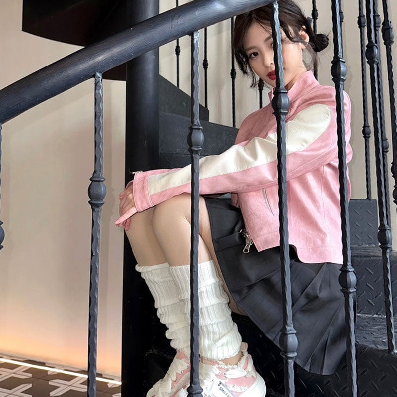 Abrigo corto de cuero con costuras y cremallera rosa para mujer